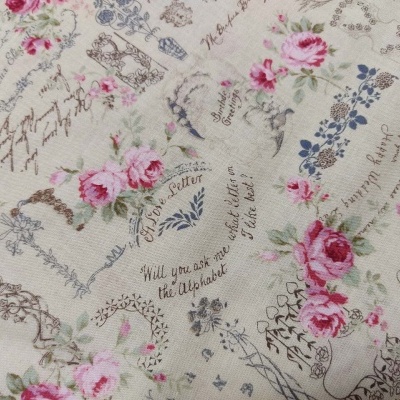 Tecido decorativo vintage com flores rosas e texto cursivo inglês