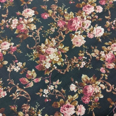 Tecido floral preto com flores em tons de rosa, branco, castanho e verde