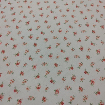 tecido branco com padrão de pequenas flores cor-de-rosa e folhas verdes