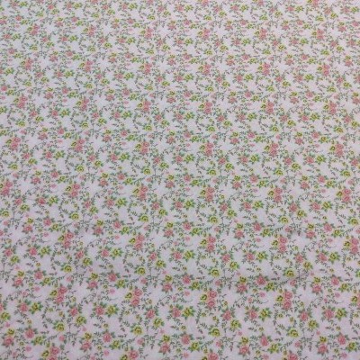 Tecido branco com flores pequenas cor-de-rosa e folhas verdes