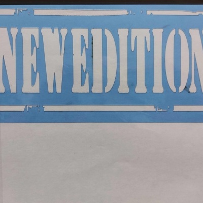 Embalagem com texto NEwEDITION em fundo azul e branco