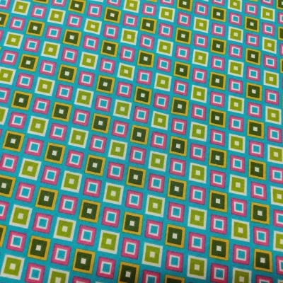 Tecido com padrão colorido de quadrados em várias cores, incluindo verde, rosa e azul