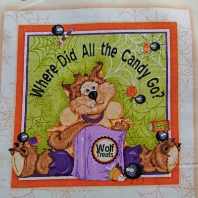 tecido decorativo com lobos caricatos e texto 'Where Did All the Candy Go?'