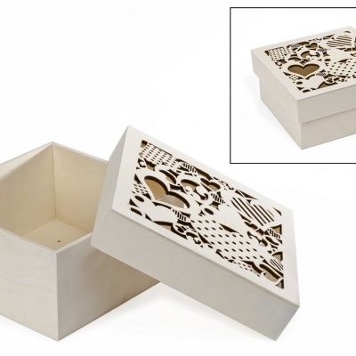 Caixa de madeira decorativa com tampa recortada em padrão de corações