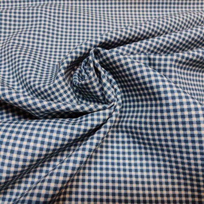 Tecido xadrez azul e bege com padrão de pequenas quadrículas