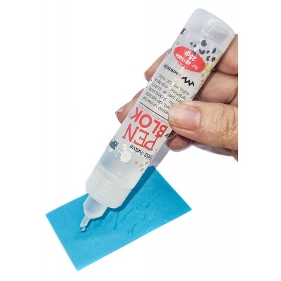 Cola líquida a ser aplicada numa superfície azul