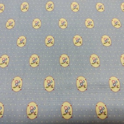 Tecido azul claro com padrão de bolinhas brancas e elipses amarelos com ursinhos desenhados