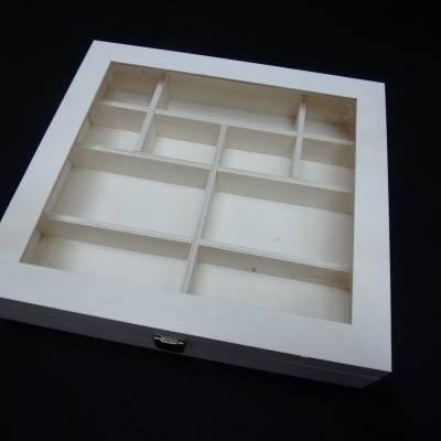 Caixa de madeira branca com tampo de vidro e compartimentos internos