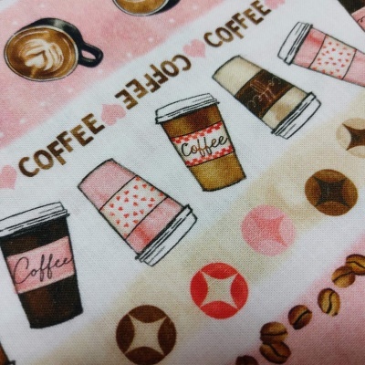 Pano tecido com padrão de copos de café descartáveis e texto Coffee em rosa e castanho