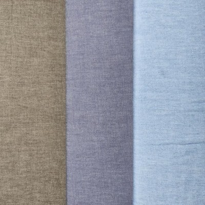 Três tecidos lisos nas cores castanho, cinzento azulado e azul claro