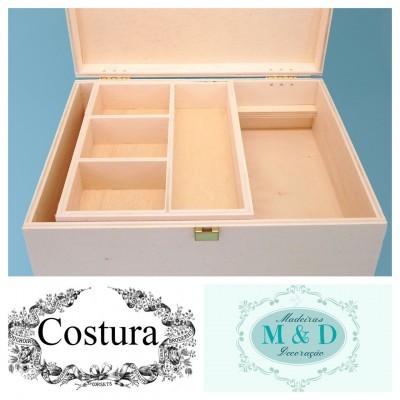 Caixa de madeira aberta com divisórias e dois logótipos ao fundo