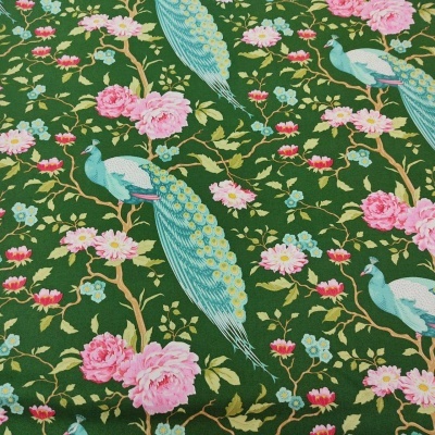 tecido com padrão de pavões e flores em fundo verde