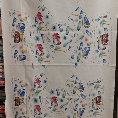 Tecido estampado com padrões para máscaras com desenhos de carrinhas, óculos, pranchas e palmeiras.