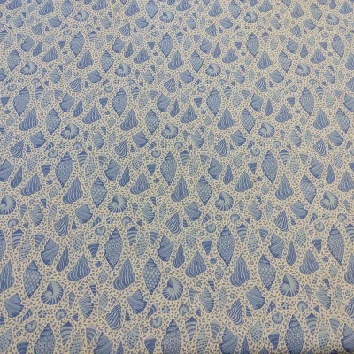 Tecido azul com padrão branco em renda detalhada