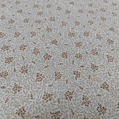 Tecido branco com padrão floral castanho e verde