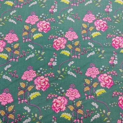 Tecido floral verde escuro com flores cor-de-rosa e detalhes amarelos e lilases