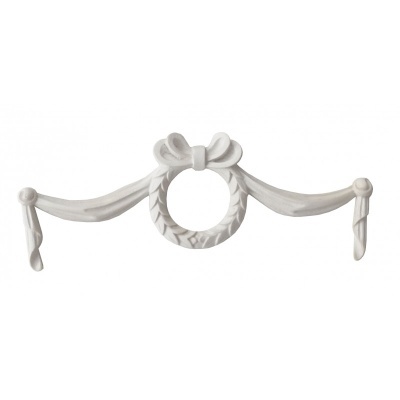 Elemento decorativo branco em forma de coroa de louros com laço e fitas
