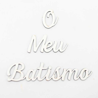 Palavras decorativas brancas 'O Meu Batismo' em letras cursivas sobre fundo branco