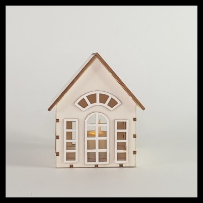 Figura decorativa em forma de casa em madeira clara com recortes e teto castanho