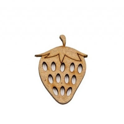 Pingente de madeira em forma de morango com buracos ovais