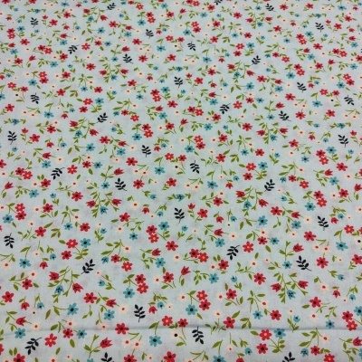 tecido branco com padrão floral colorido