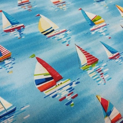 Tecido com padrão de veleiros coloridos sobre fundo azul claro