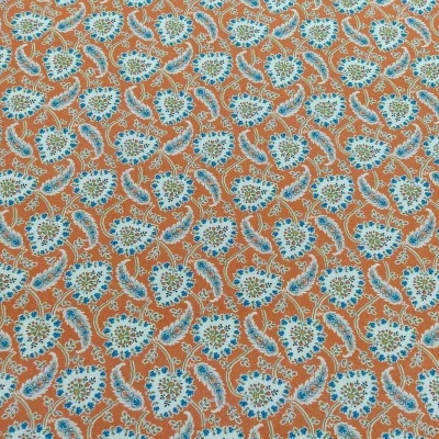 Tecido com padrão floral em azul, branco, verde e vermelho sobre fundo alaranjado