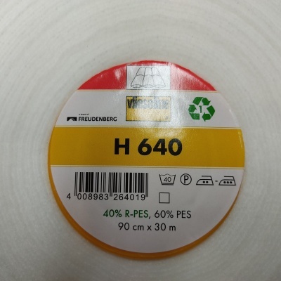 Rolo de tecido branco H 640 com etiqueta colorida e código de barras
