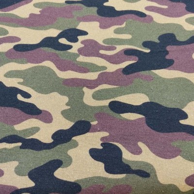 Tecido camuflado em vários tons de verde, castanho e preto