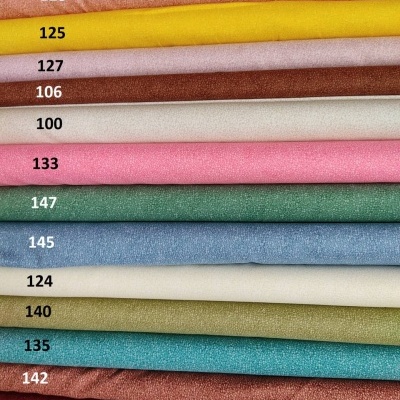 Rolos de tecido colorido com números impressos