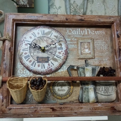 Relógio decorativo de madeira com tema de café, números romanos, cestas com grãos artificiais, cafeteira e saco com 'ARABICA'.