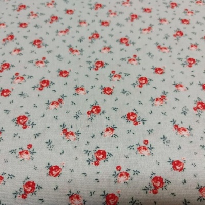 tecido cinza claro com padrão floral vermelho e rosa