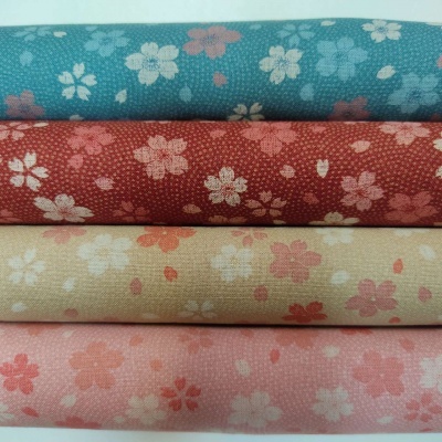 Tecidos florais coloridos empilhados