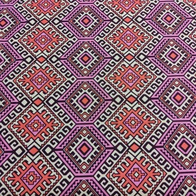 Tecido com padrão geométrico de losangos coloridos em tons vermelhos, rosa, laranja e preto sobre fundo branco