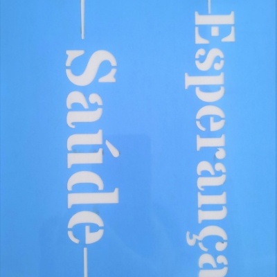 Painel azul com letras brancas 'Saúde' e 'Esperança' e setas apontando para baixo.