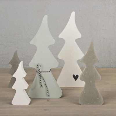Conjunto de cinco árvores decorativas em cores neutras sobre mesa de madeira