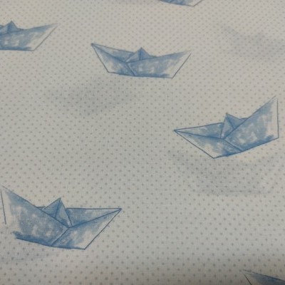 tecido branco com padrão de barcos de papel azuis