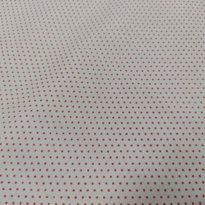 Tecido branco com pequenos pontos vermelhos