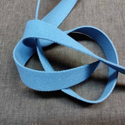 Fita de tecido azul claro sobre tecido cinza