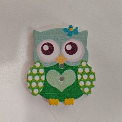 Botão de madeira em forma de coruja com padrões coloridos