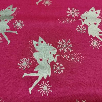 Tecido cor de rosa com fadas e flocos de neve brancos