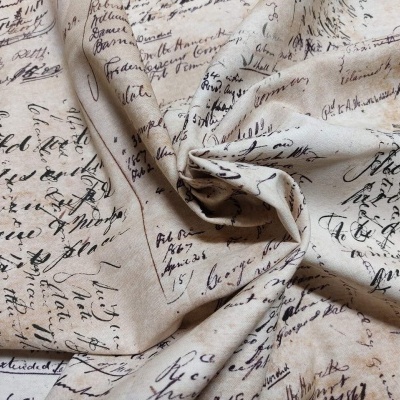 tecido bege com escrita manuscrita preta e dobras