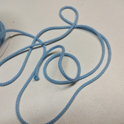 Corda azul clara trançada numa mesa branca