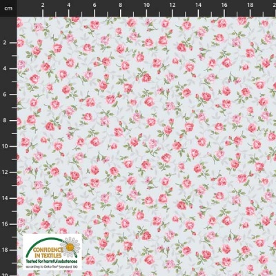 tecido branco com padrão de rosas cor-de-rosa e folhas verdes, régua em cm acima e etiqueta Oeko-Tex no canto