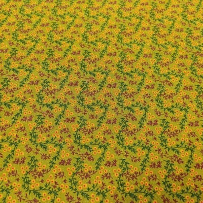 Tecido amarelo com padrão floral verde, amarelo e vermelho