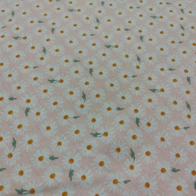 Tecido rosa claro com padrão de margaridas brancas e folhas verdes