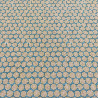 Pano tecido azul com padrão de círculos bege e rosa