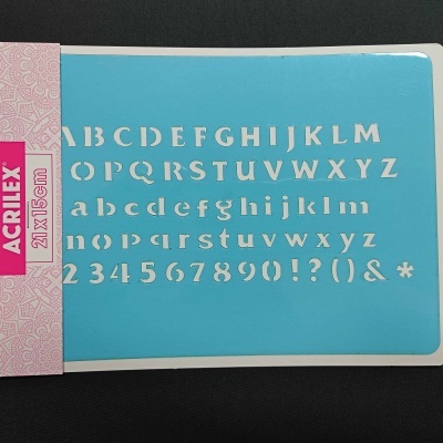 Gabarito azul com letras, números e símbolos em plástico.