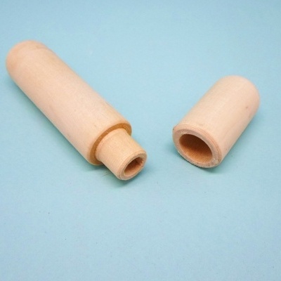 Tubo cilíndrico pequeno de madeira clara com tampa removível em fundo azul