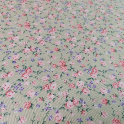 tecido floral com flores cor-de-rosa e lilás em fundo claro